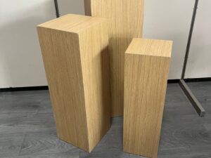 Lot de 3 podiums de présentation en bois – H65 / 75 / 85 cm