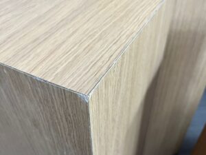 Lot de 3 podiums de présentation en bois – H65 / 75 / 85 cm