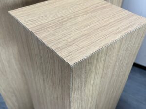 Lot de 3 podiums de présentation en bois – H65 / 75 / 85 cm