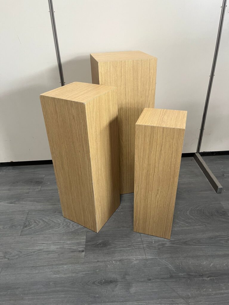 Lot de 3 podiums de présentation en bois – H65 / 75 / 85 cm