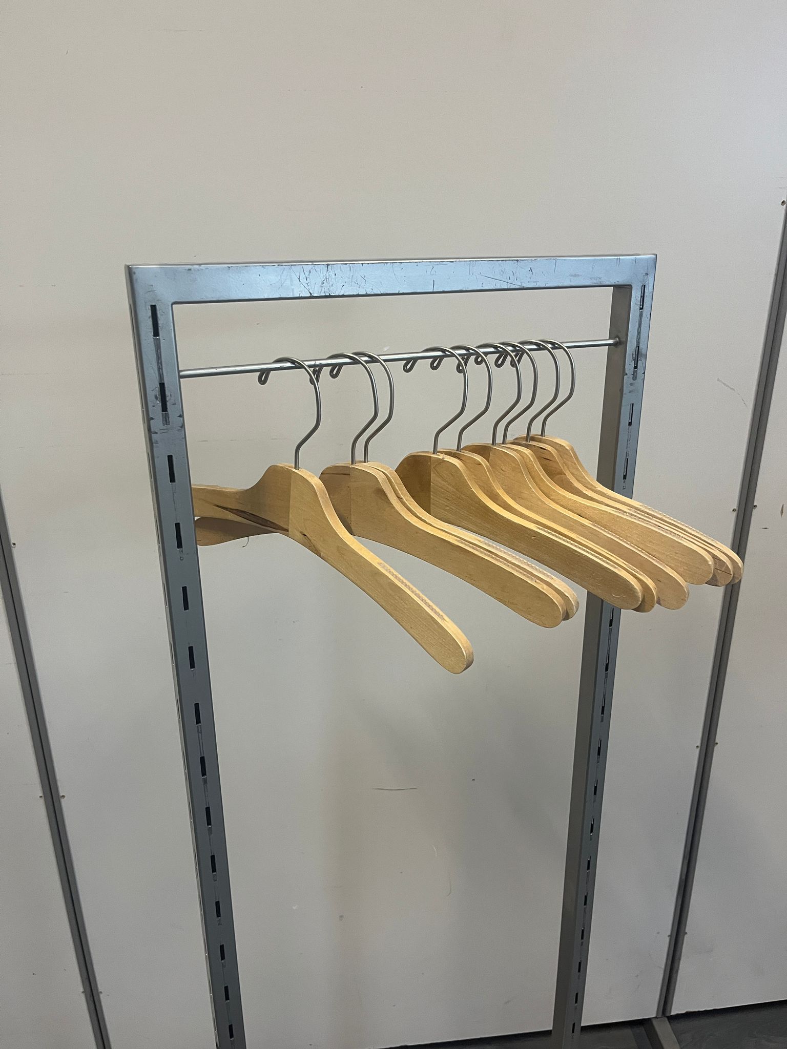 Portant à vêtements pied rond métallique – L43 x Ø50 x H143 cm