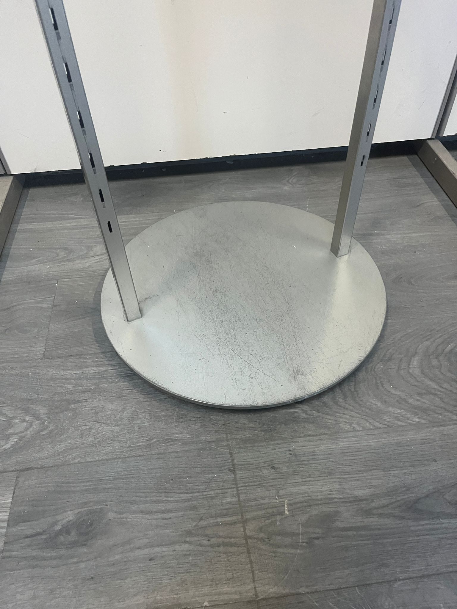 Portant à vêtements pied rond métallique – L43 x Ø50 x H143 cm