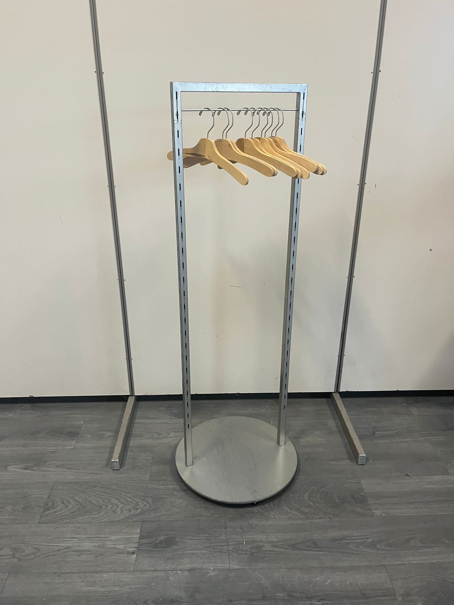 Portant à vêtements pied rond métallique – L43 x Ø50 x H143 cm