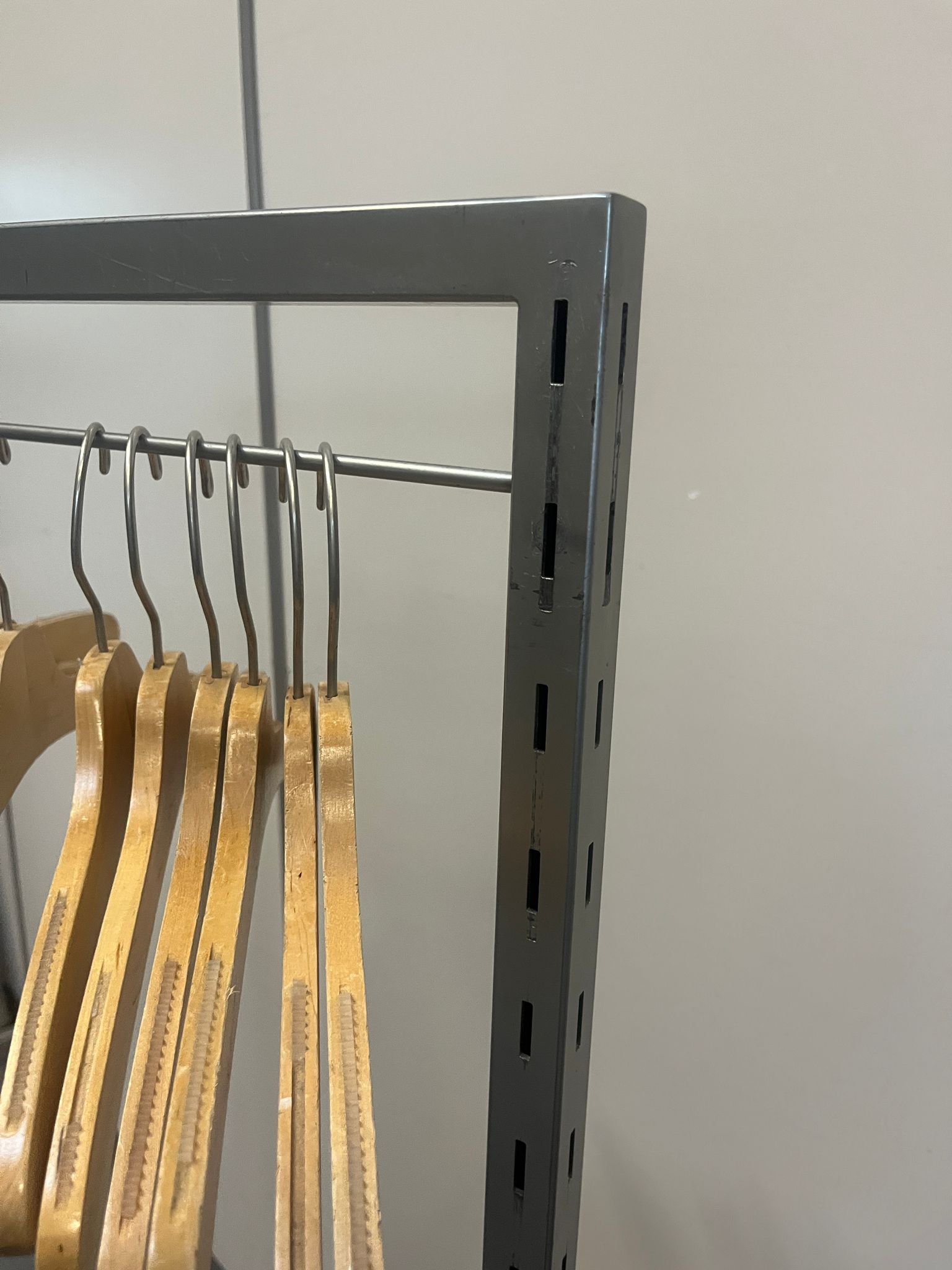 Portant à vêtements pied rond métallique – L43 x Ø50 x H143 cm