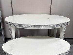 Ensemble de tables de présentation ovales en bois crème motif – lot de 2