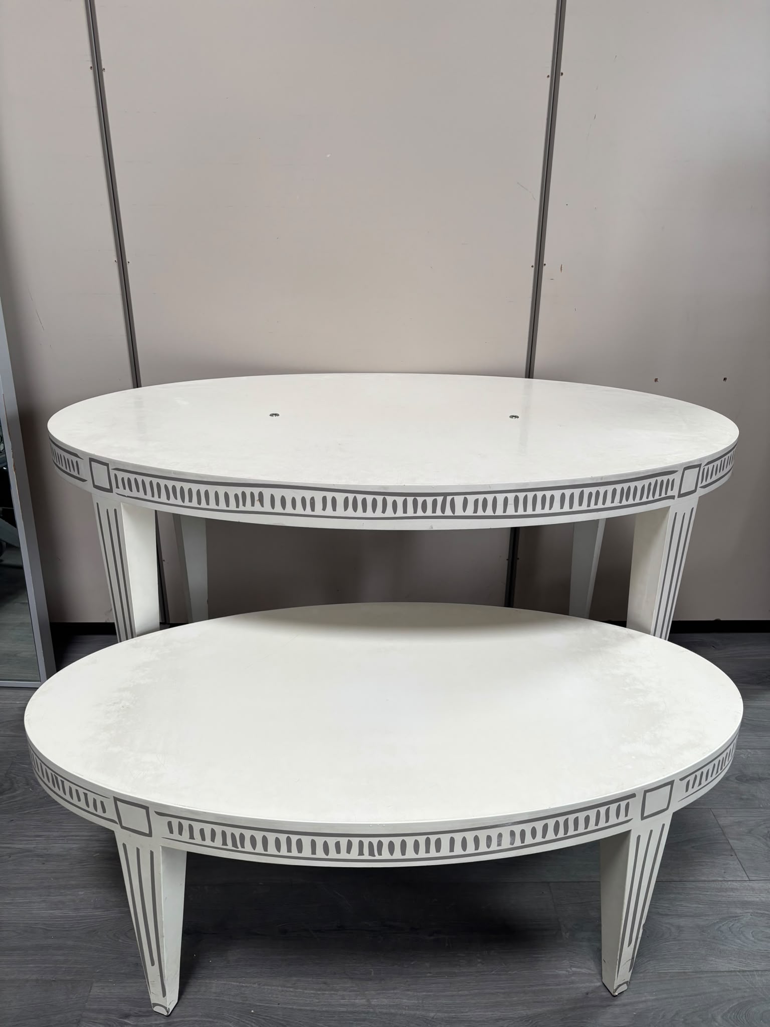 Ensemble de tables de présentation ovales en bois crème motif – lot de 2