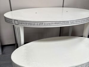 Ensemble de tables de présentation ovales en bois crème motif – lot de 2