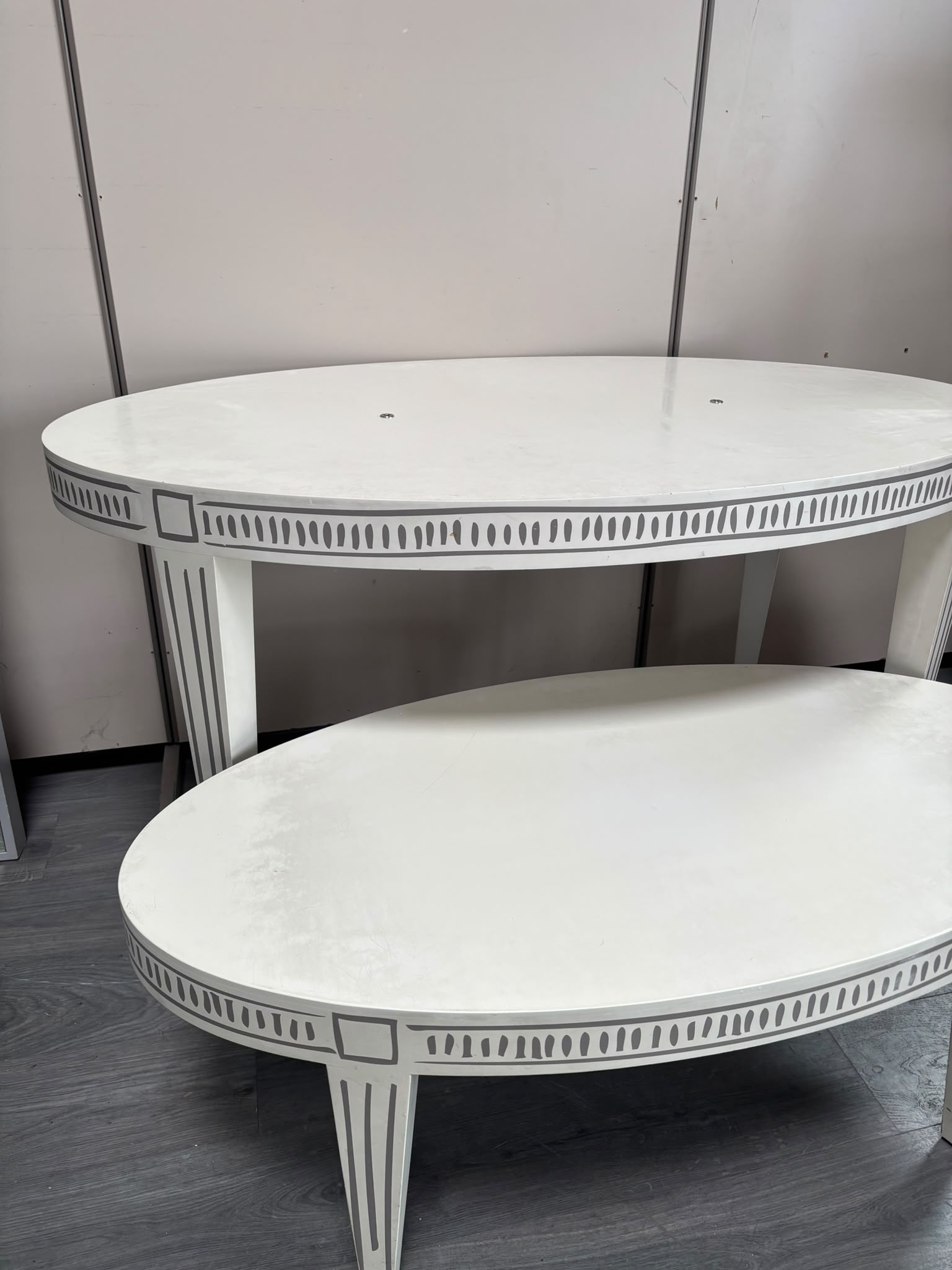 Ensemble de tables de présentation ovales en bois crème motif – lot de 2