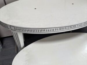 Ensemble de tables de présentation ovales en bois crème motif – lot de 2