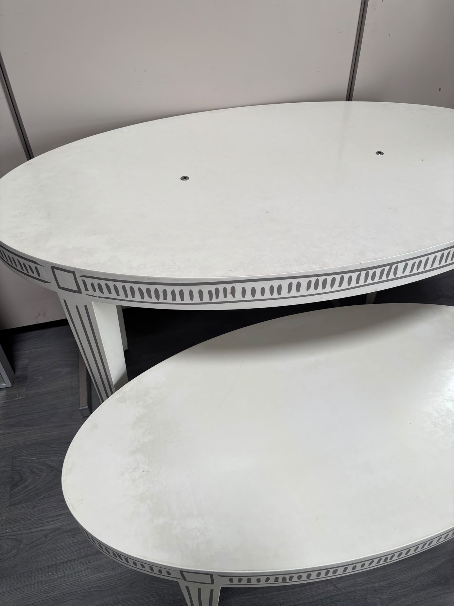 Ensemble de tables de présentation ovales en bois crème motif – lot de 2