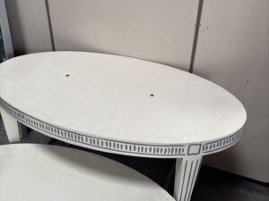 Ensemble de tables de présentation ovales en bois crème motif – lot de 2