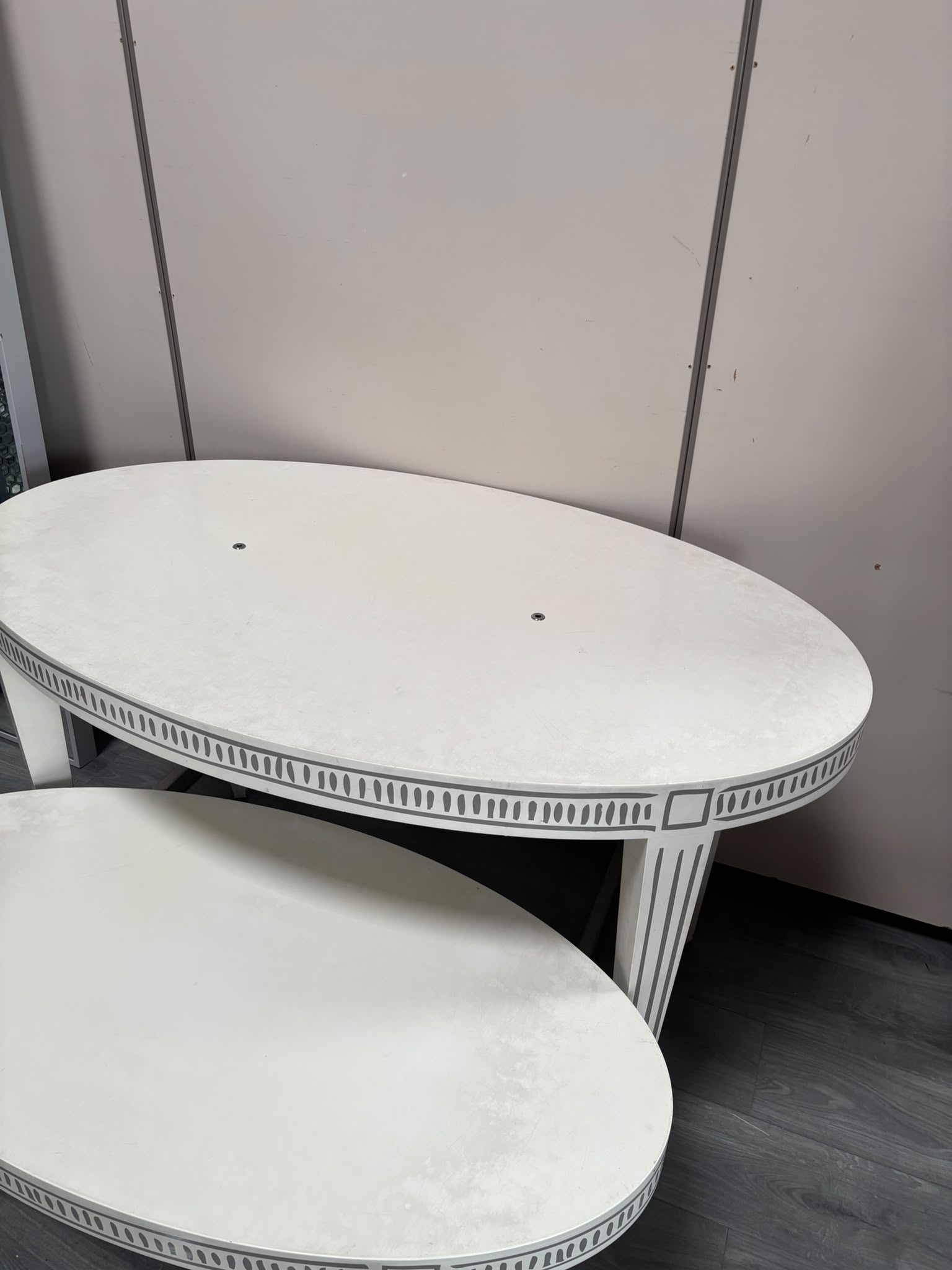 Ensemble de tables de présentation ovales en bois crème motif – lot de 2