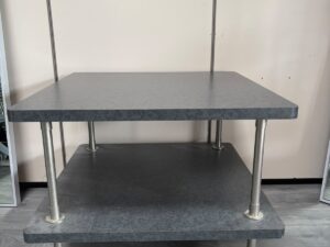Table de présentation grise sur roulettes – 100 x 100 x H85 cm