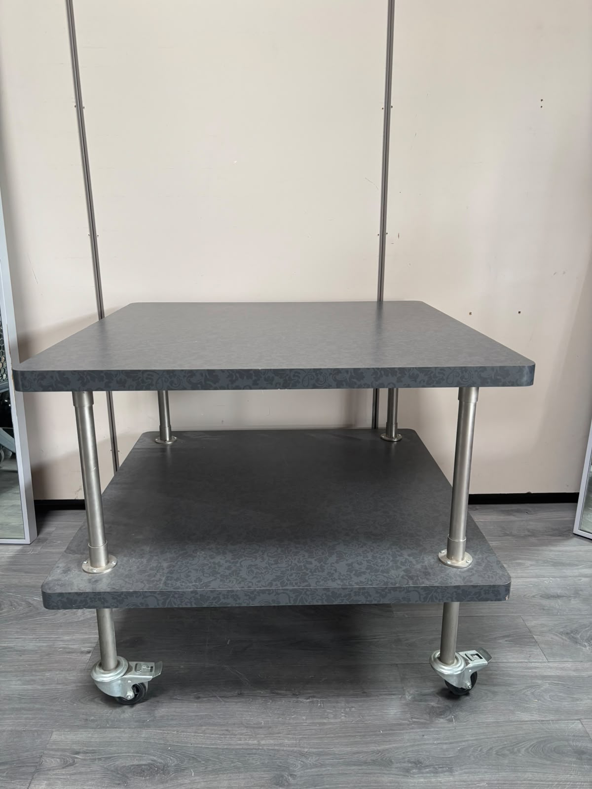 Table de présentation grise sur roulettes