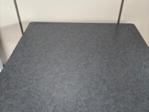 Table de présentation grise sur roulettes – 100 x 100 x H85 cm