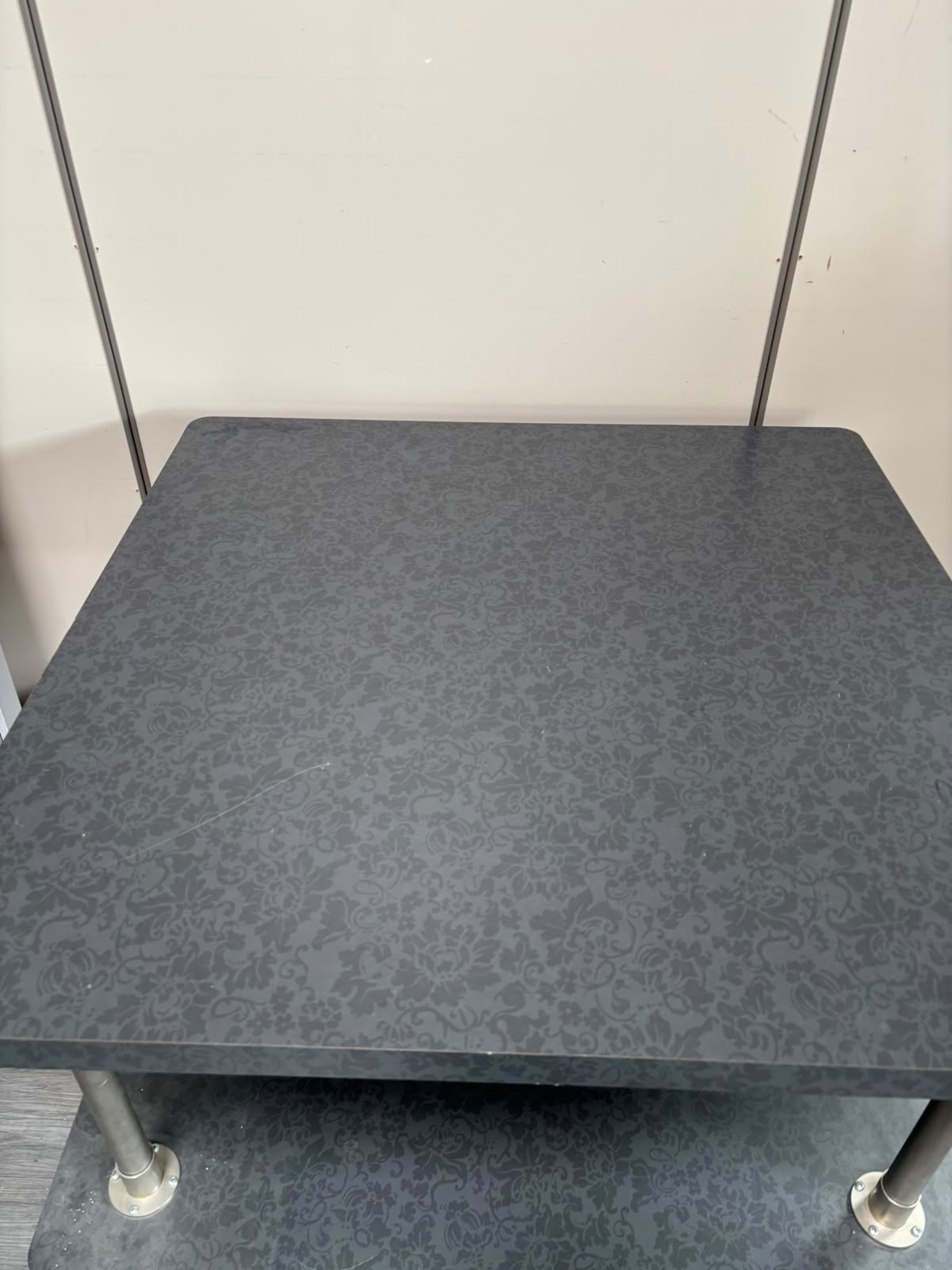 Table de présentation grise sur roulettes