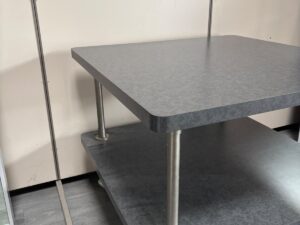 Table de présentation grise sur roulettes – 100 x 100 x H85 cm