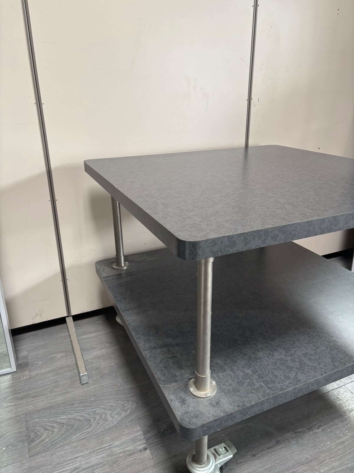 Table de présentation grise sur roulettes – 100 x 100 x H85 cm – Image 3