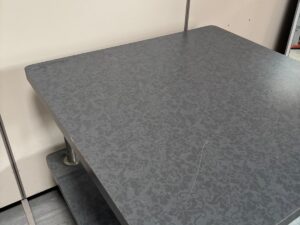 Table de présentation grise sur roulettes – 100 x 100 x H85 cm