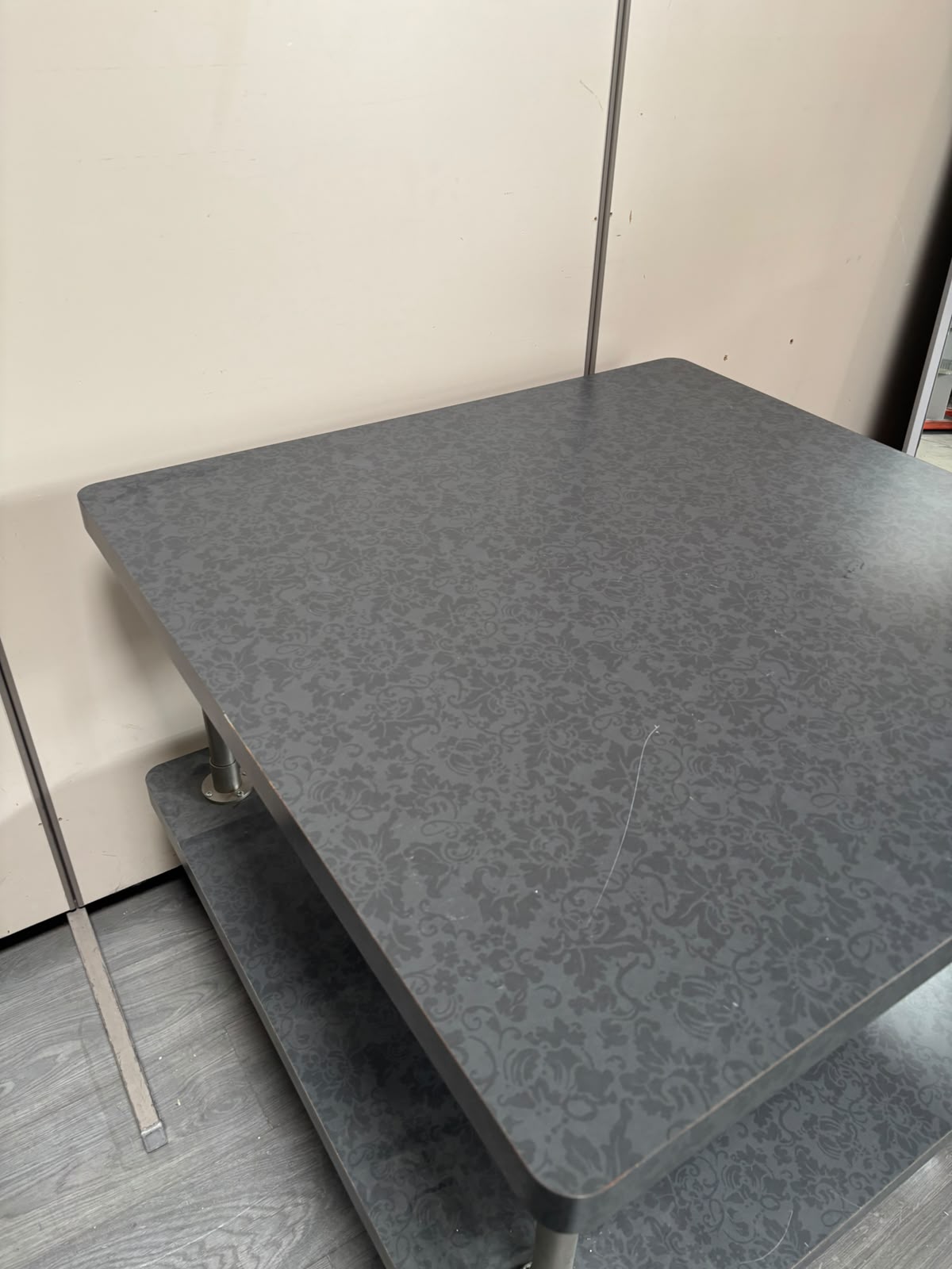Table de présentation grise sur roulettes – 100 x 100 x H85 cm – Image 4