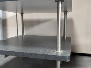 Table de présentation grise sur roulettes – 100 x 100 x H85 cm