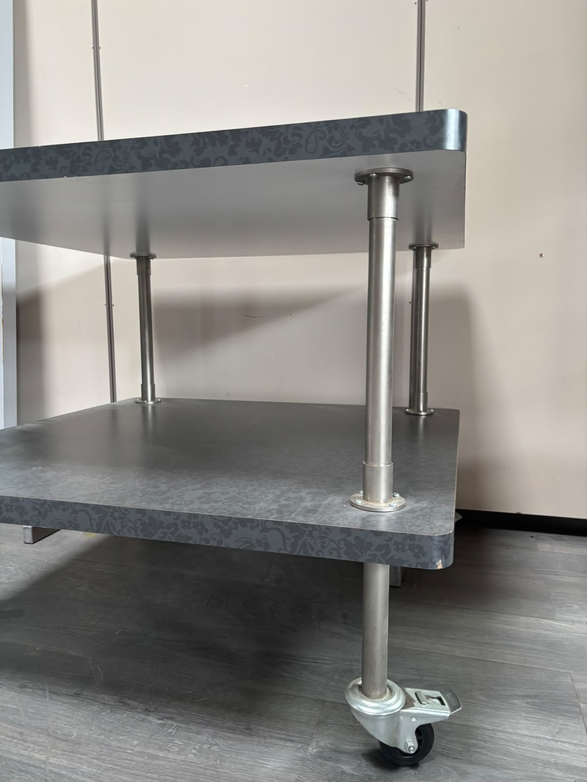 Table de présentation grise sur roulettes – 100 x 100 x H85 cm – Image 5