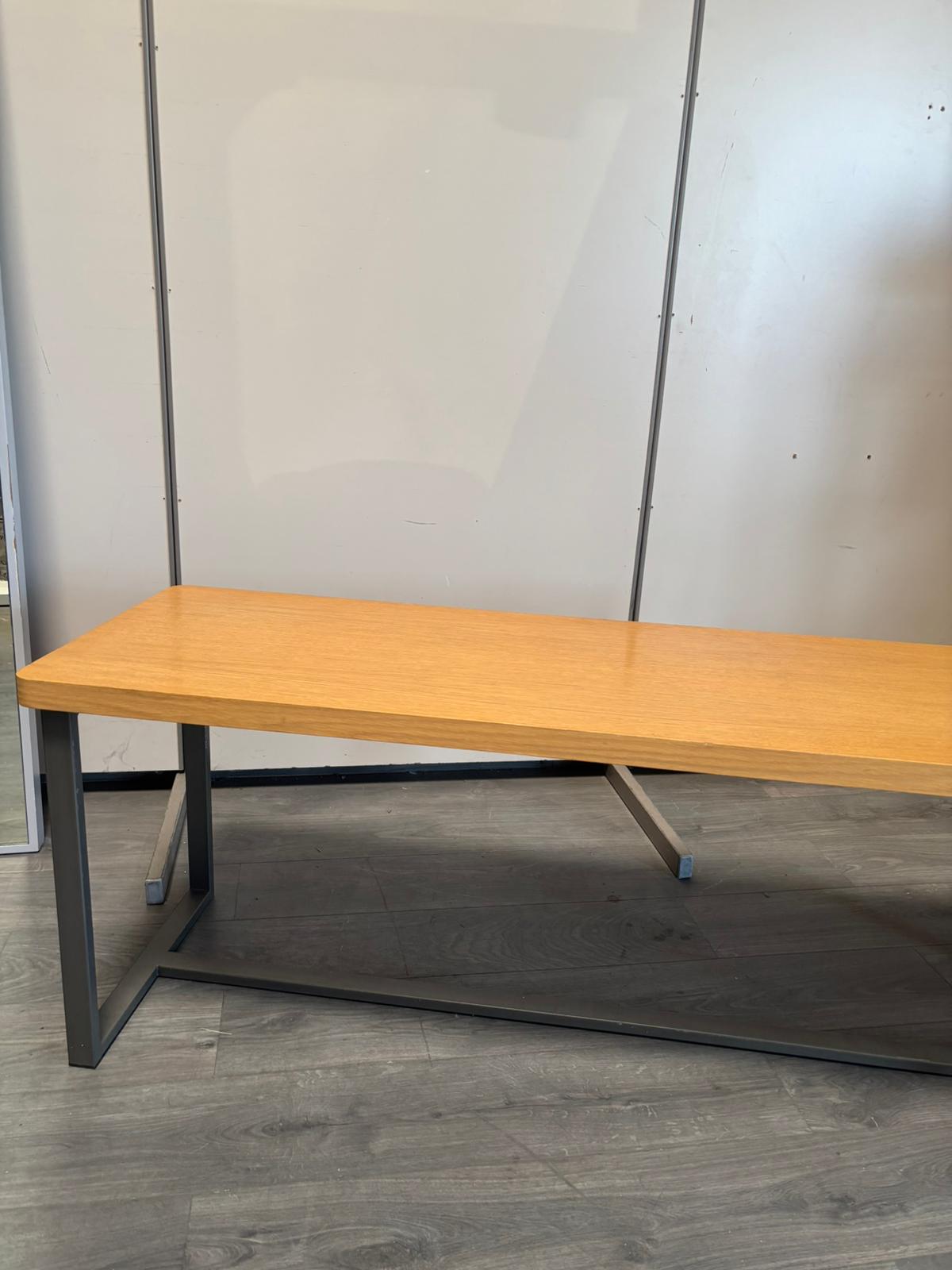 Table mi-basse multi-usages bois marron et métal gris – L157 x P50 x H59 cm