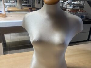 Buste femme tissu effet satin blanc crème – H64 cm