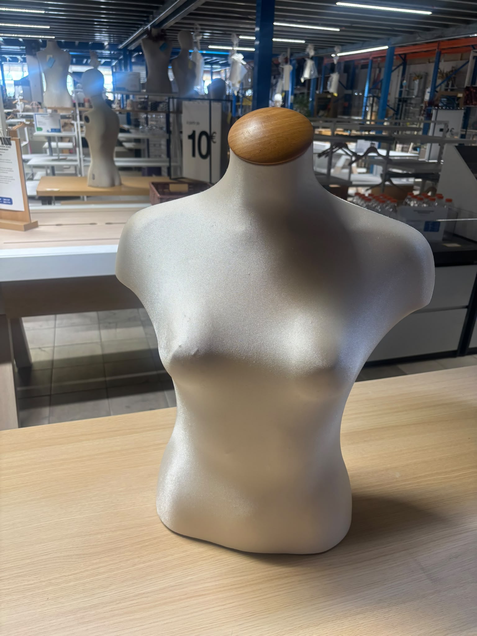 Buste femme tissu effet satin blanc crème – H64 cm