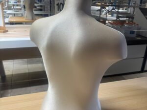 Buste femme tissu effet satin blanc crème – H64 cm