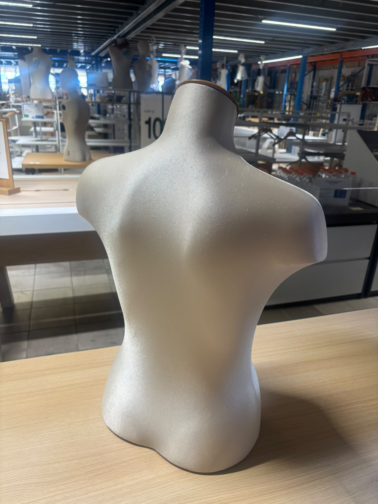 Buste femme tissu effet satin blanc crème – H64 cm