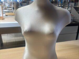 Buste femme tissu effet satin blanc crème – H64 cm