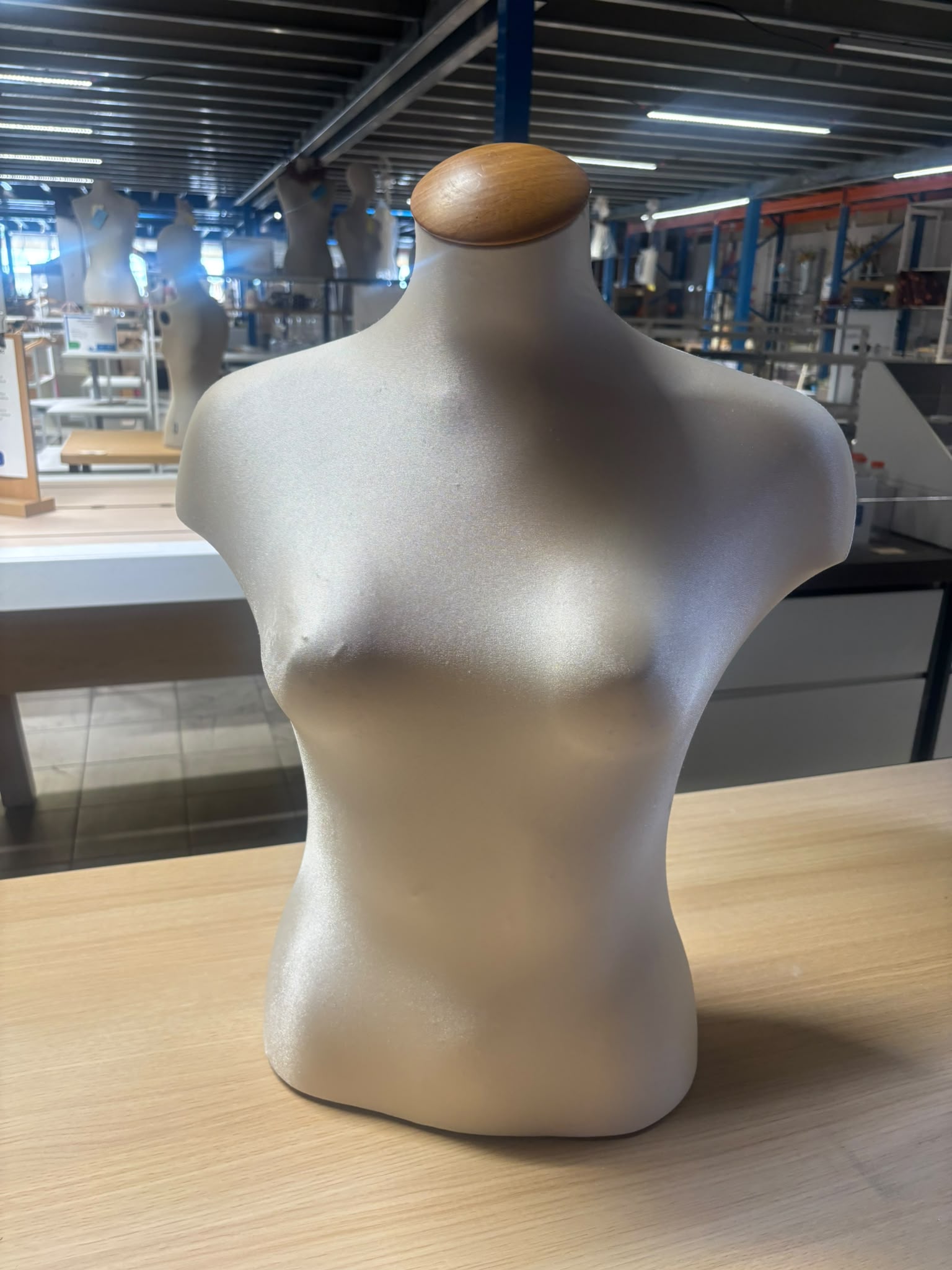 Buste femme tissu effet satin blanc crème – H64 cm