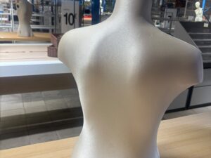 Buste femme tissu effet satin blanc crème – H64 cm