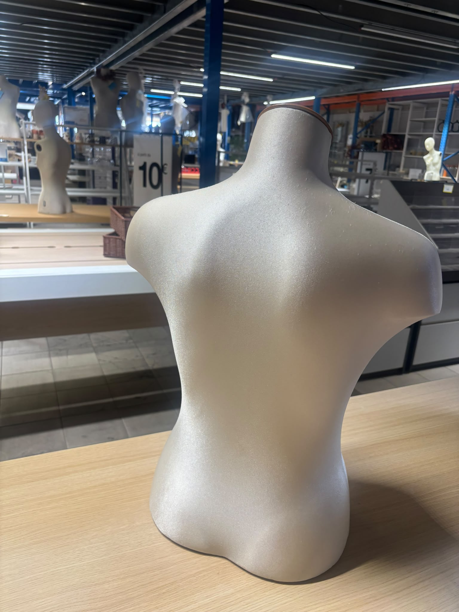 Buste femme tissu effet satin blanc crème – H64 cm