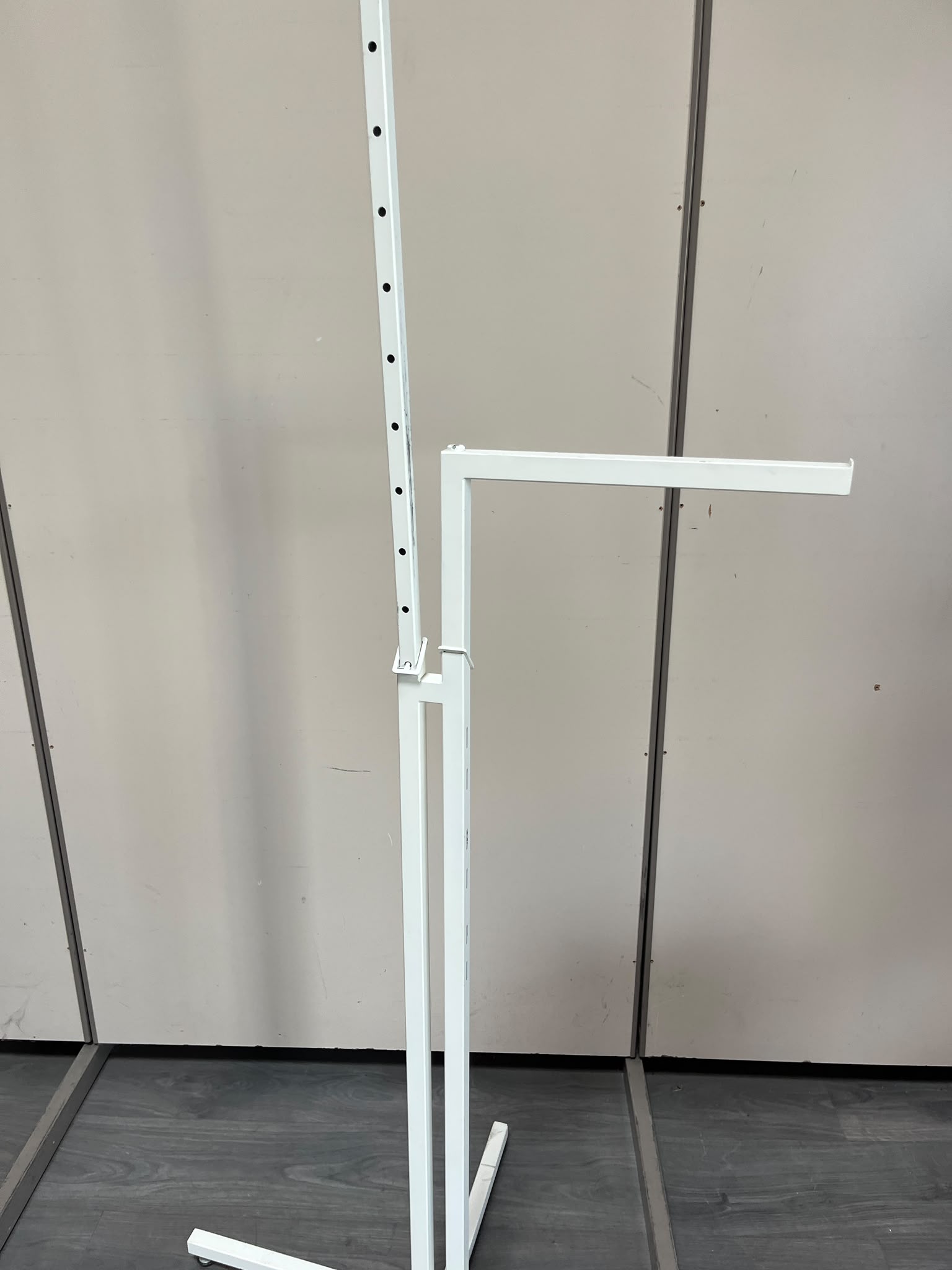 Portant métallique blanc à 2 bras réglables – H184 cm