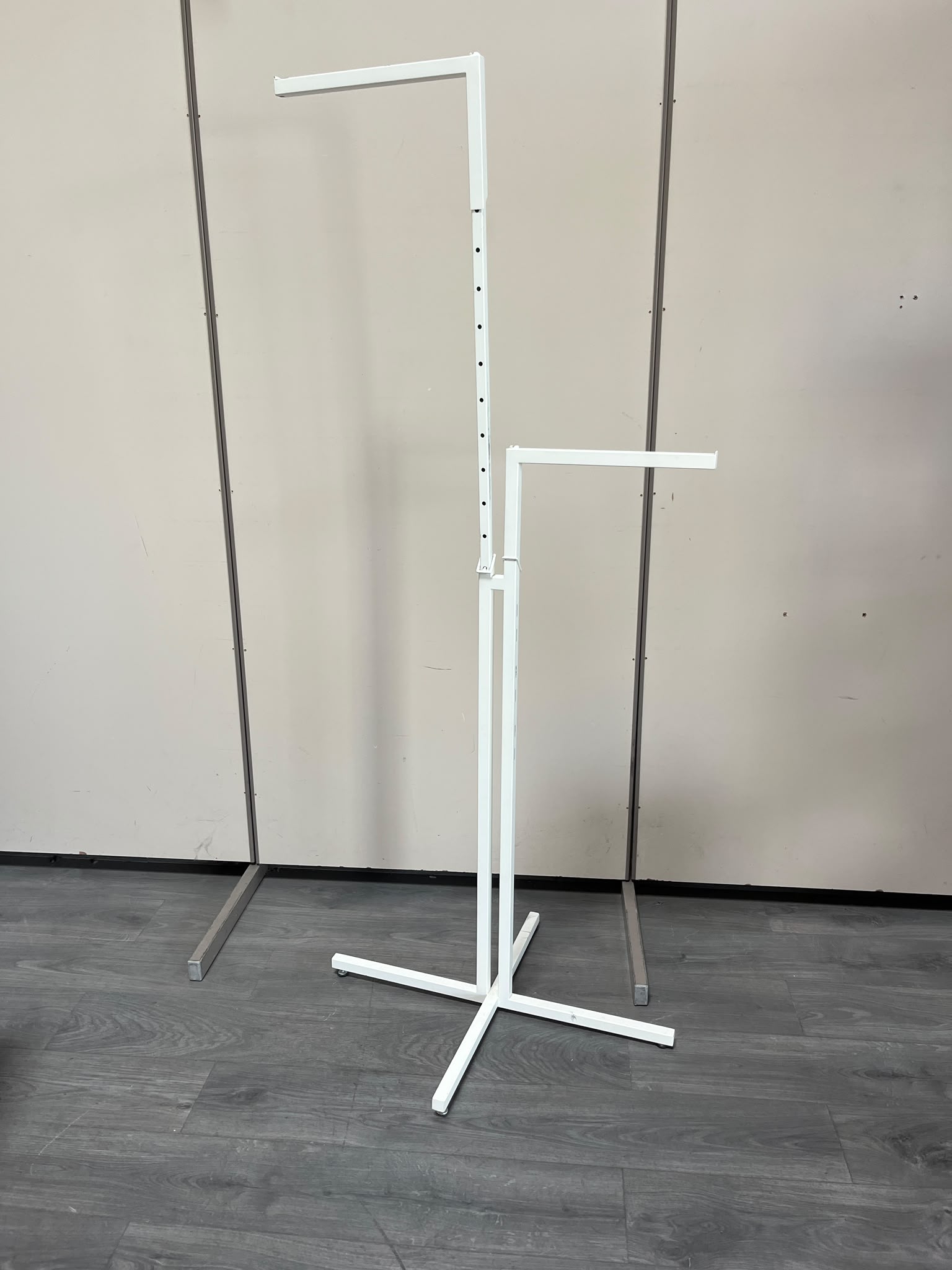 Portant métallique blanc à 2 bras réglables – H184 cm