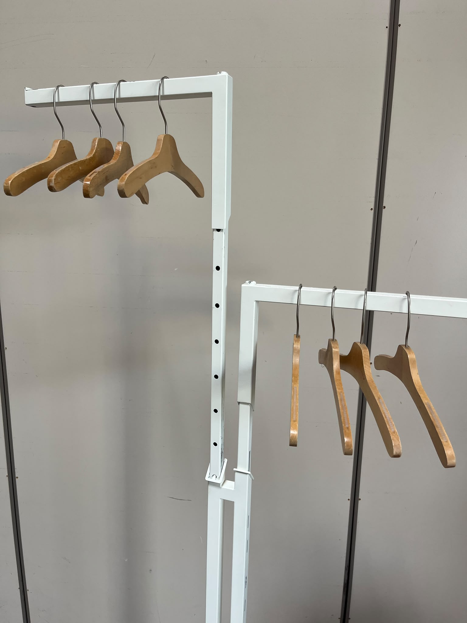 Portant métallique blanc à 2 bras réglables – H184 cm