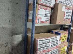 Lot de 10 étagères de stockage métalliques – L12,50 m x P30 x H250 cm