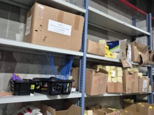 Lot de 10 étagères de stockage métalliques – L12,50 m x P30 x H250 cm