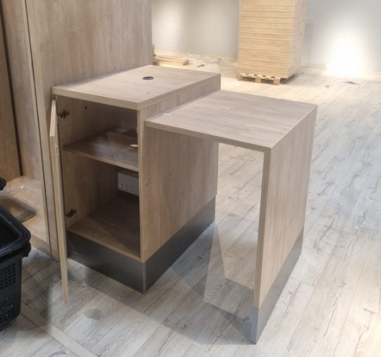 Meuble de caisse en bois avec retour – L130 x P80 x H110 cm