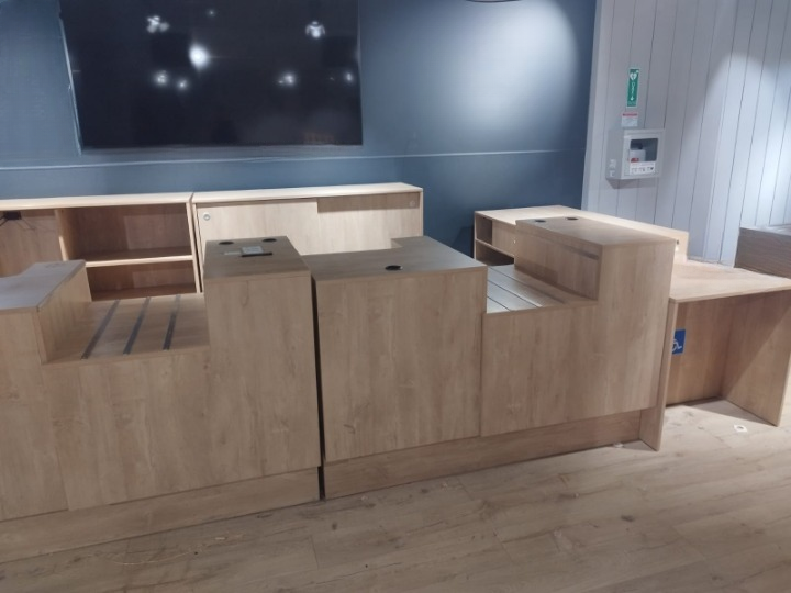 Comptoir modulable en bois avec arrière-comptoir et module PMR