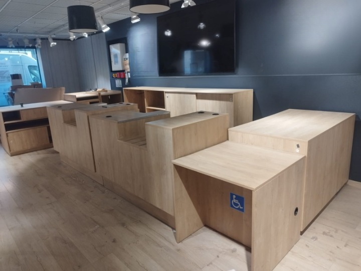 Comptoir modulable en bois avec arrière-comptoir et module PMR