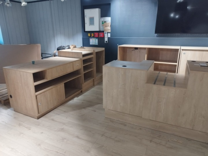 Comptoir modulable en bois avec arrière-comptoir et module PMR