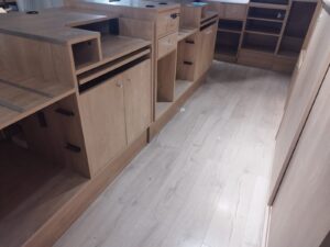 Comptoir modulable en bois avec arrière-comptoir et module PMR ≈L10,87ml