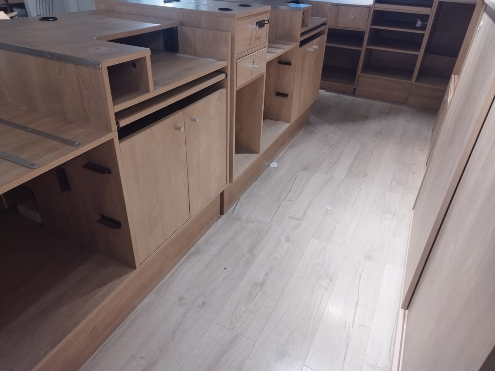 Comptoir modulable en bois avec arrière-comptoir et module PMR