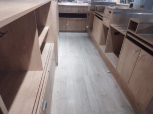 Comptoir modulable en bois avec arrière-comptoir et module PMR ≈L10,87ml