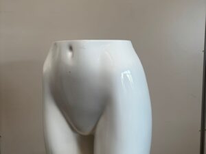 Mannequin fessier femme blanc brillant en fibre de verre – H43,5 x L34 cm