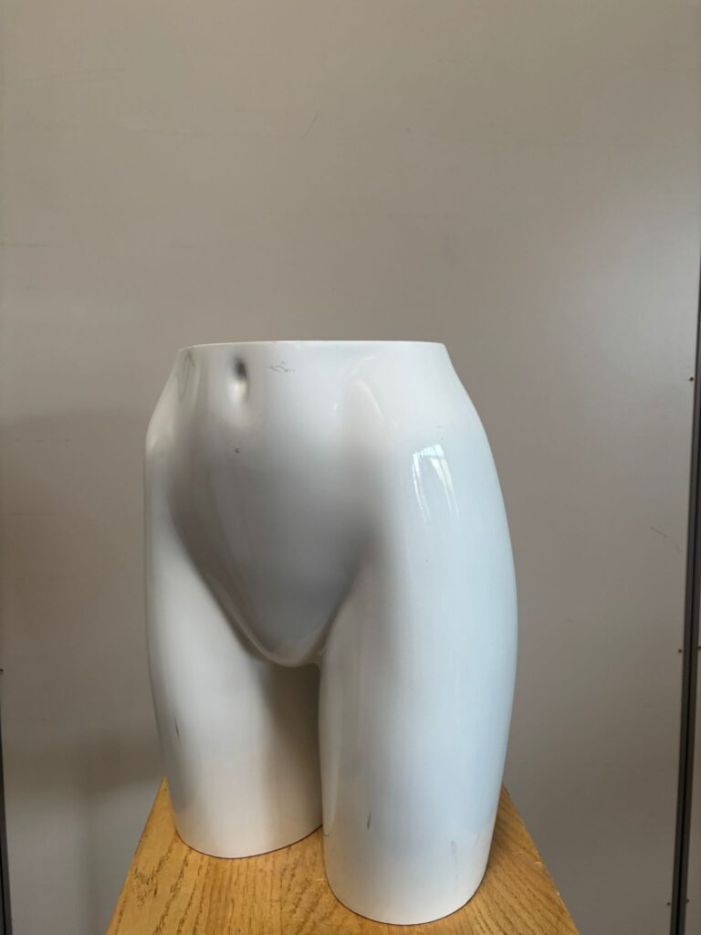 Mannequin fessier femme blanc brillant en fibre de verre – H43,5 x L34 cm