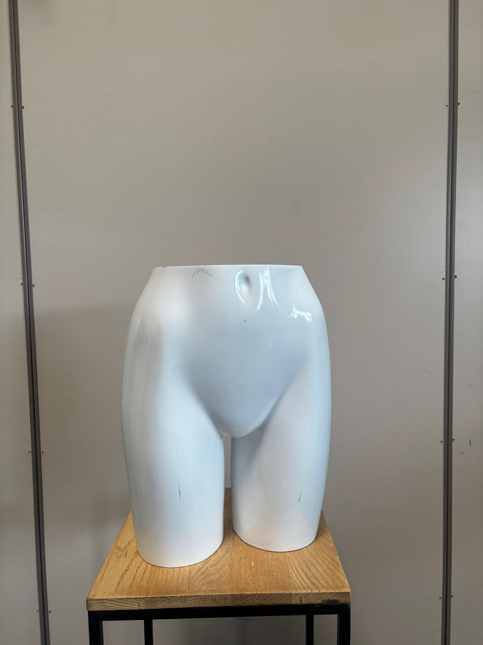 Mannequin fessier femme blanc brillant en fibre de verre – H43,5 x L34 cm